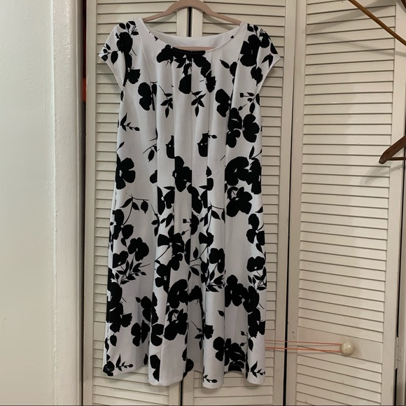 SOLD. White and black summer dress - Picture 1 of 3